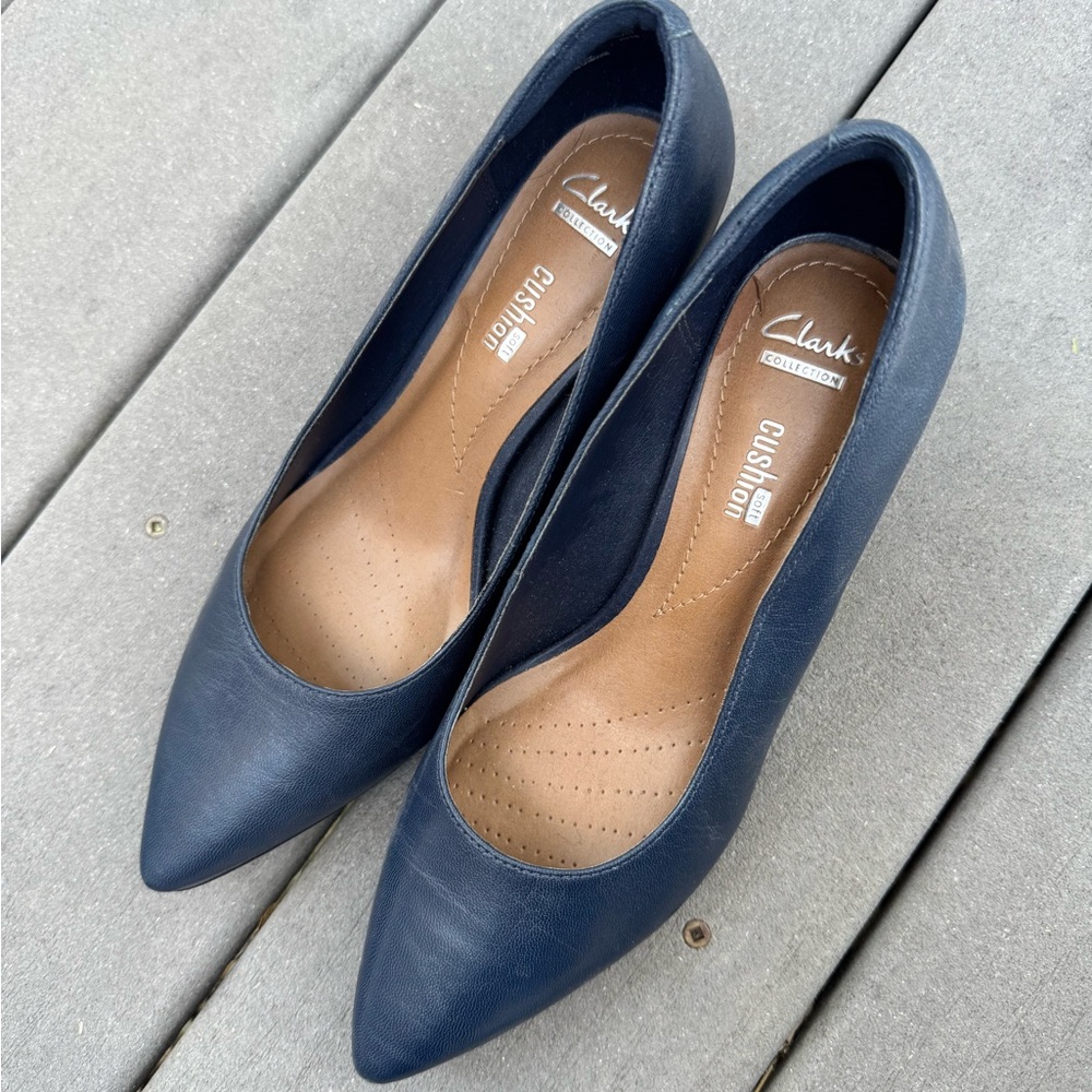 Clarks Collection Soft Cushion Leather Navy Blue Pointed Kitty Toe Heel Pumps